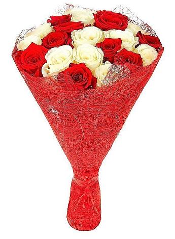 Букет Микс из красных и белых роз в Яровом