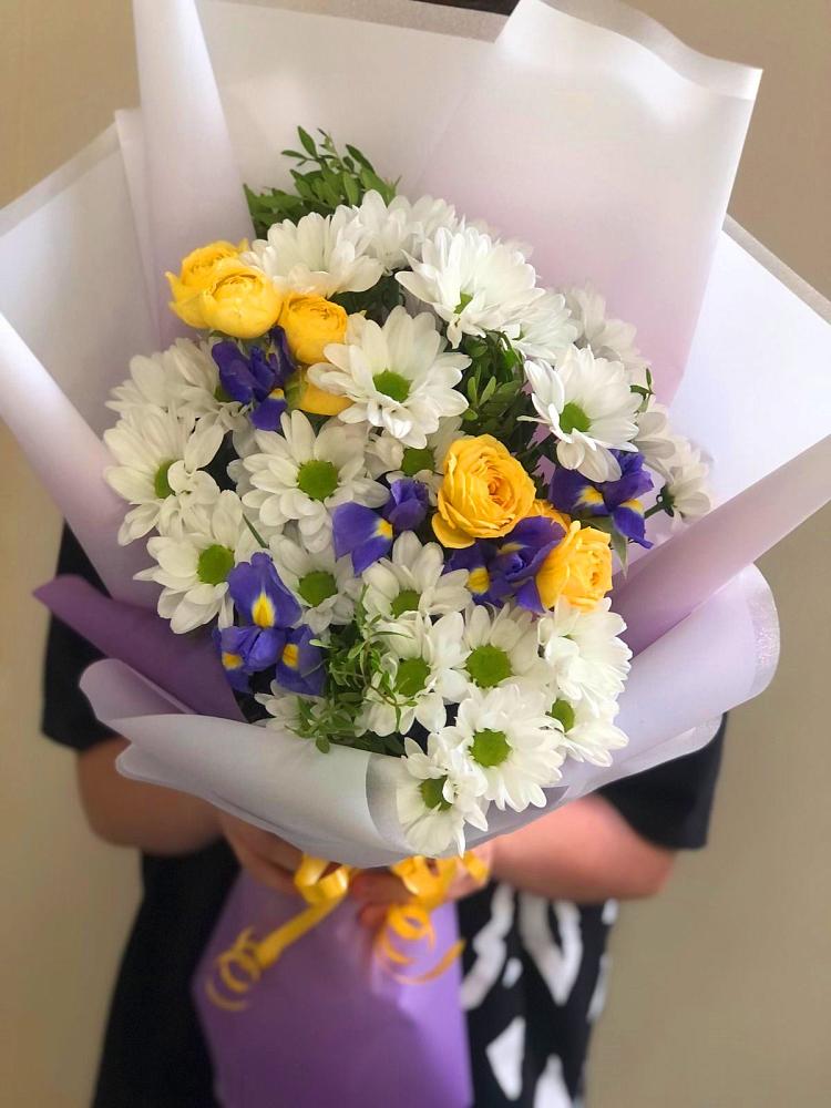 Букет цветов из: Ирисы, Хризантемы и Розы в Яровом