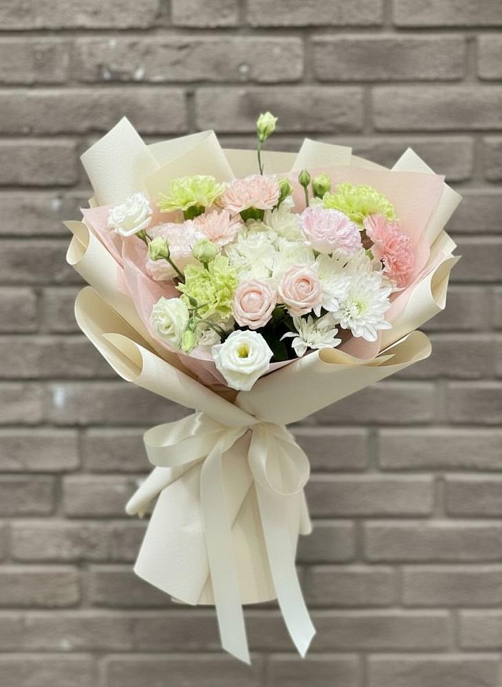 Букет цветов из: Гвоздики, Розы, Лизиантусы и Хризантемы в Яровом