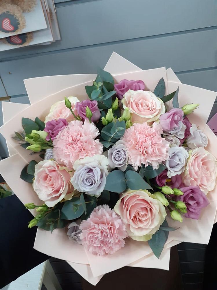 Букет цветов из: Розы, Гвоздики и Лизиантусы в Яровом